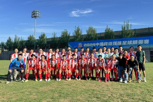 拜仁慕尼黑莱万多夫斯基帽子戏法（莱万多夫斯基为拜仁上演帽子戏法）