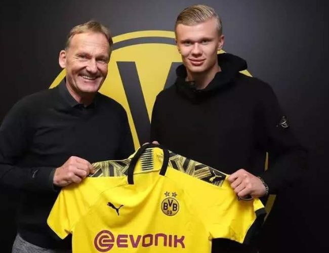 欧文突破防守助攻制胜（欧文强突送助攻锁定胜局）