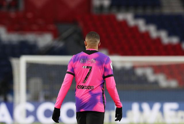 格拉利什连场高光表现奠定胜局（格拉利什连场神勇助队锁定胜局）