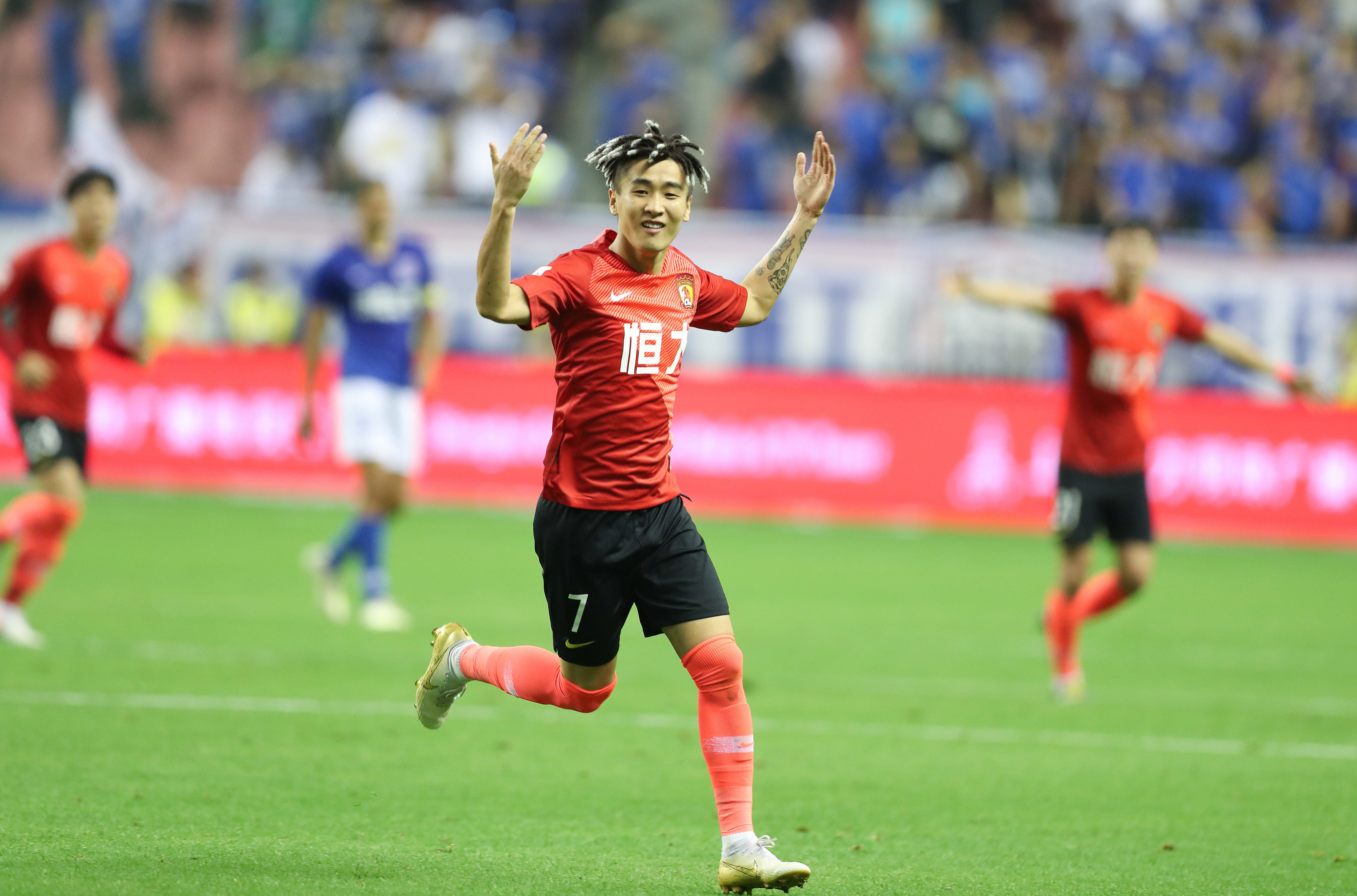 赫塔费主帅：西甲裁判要求尊重并哭诉自己有家人，谁没家人？（赫塔费主帅质疑西甲裁判：要求尊重又称自己有家庭，难道别人没有？）