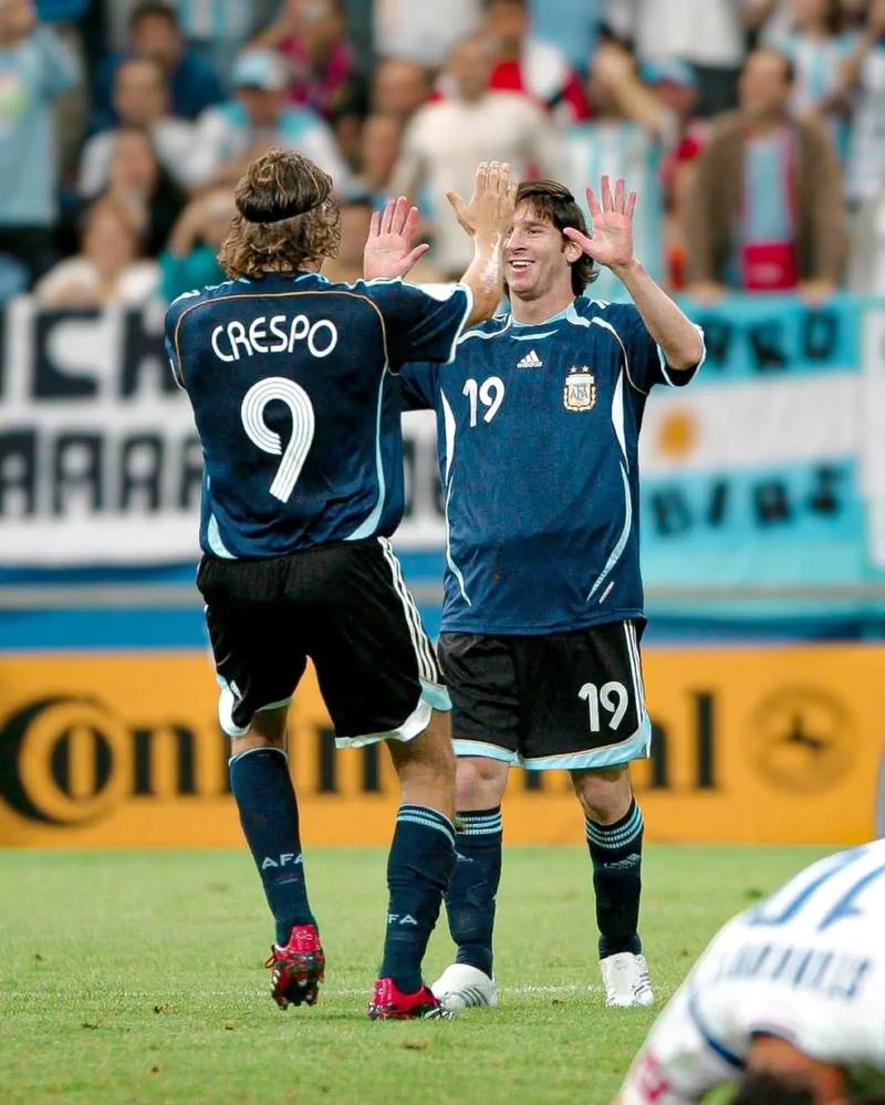 欧冠积分榜分析：小组晋级形势紧张,（欧冠形势解读：小组出线争夺白热化）