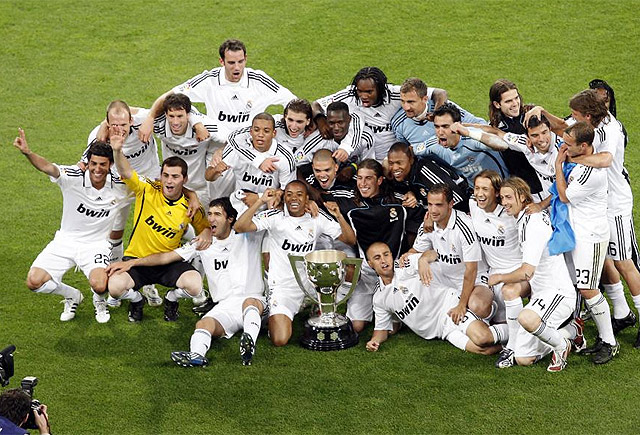 法兰克福球迷诺坎普燃放焰火投掷玻璃杯（法兰克福球迷在诺坎普燃放烟火并投掷玻璃杯）