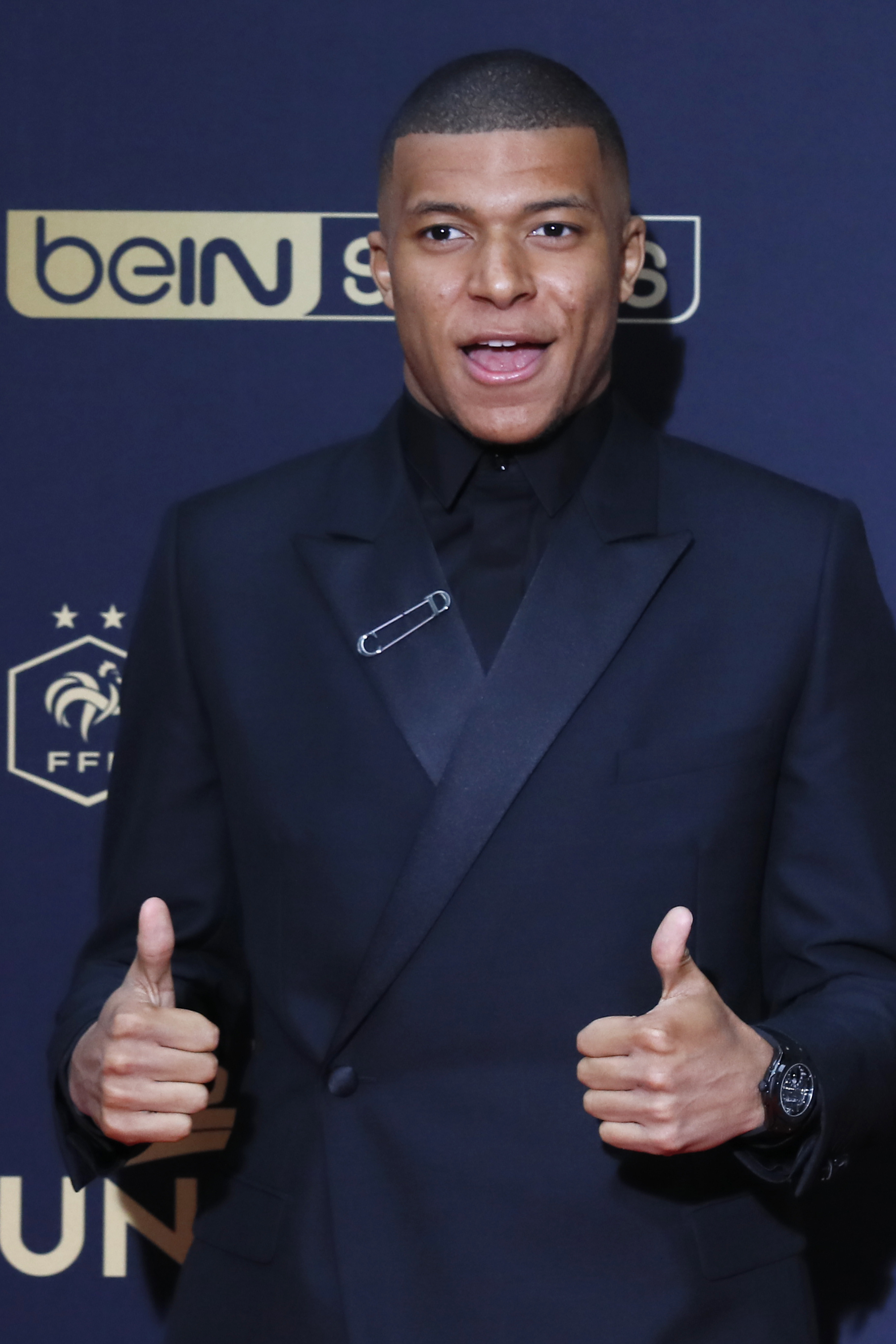 玻利维亚杯发生大规模斗殴，17人被罚下，警方被迫使用催泪瓦斯（玻利维亚杯爆发群殴：17人被罚下，警方动用催泪瓦斯）