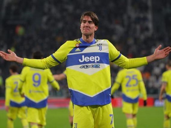 如何在足球场上保持心理稳定？（足球比赛中的心态管理指南）